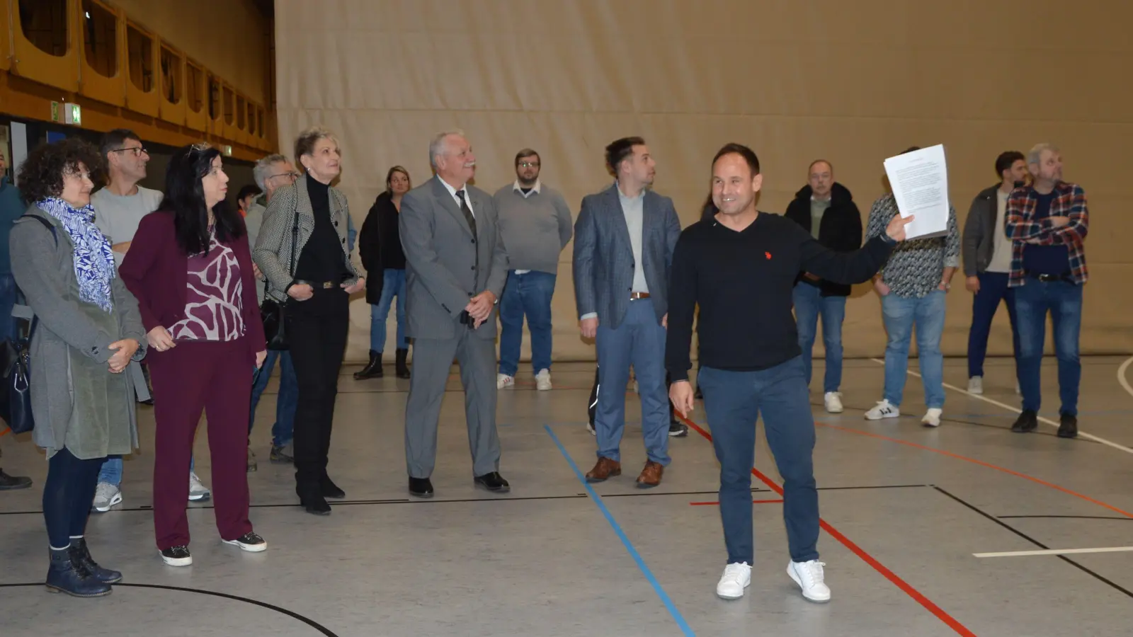 Strahlend führte ein sichtlich stolzer Frank Maes (im Vordergrund) zahlreiche Handwerker, Verwaltungsmitarbeiter und Stadträte durch die generalsanierte Markgrafenhalle.  (Foto: Patrick Lauer)