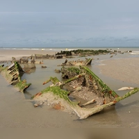 Bei Ebbe gut zu sehen: Wrackreste des 1940 zerstörten Schiffes „Crested Eagle“ am Strand Zuydcoote in Dünkirchen. (Foto: Andreas Drouve/dpa-tmn)