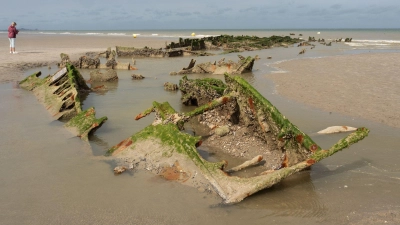 Bei Ebbe gut zu sehen: Wrackreste des 1940 zerstörten Schiffes „Crested Eagle“ am Strand Zuydcoote in Dünkirchen. (Foto: Andreas Drouve/dpa-tmn)