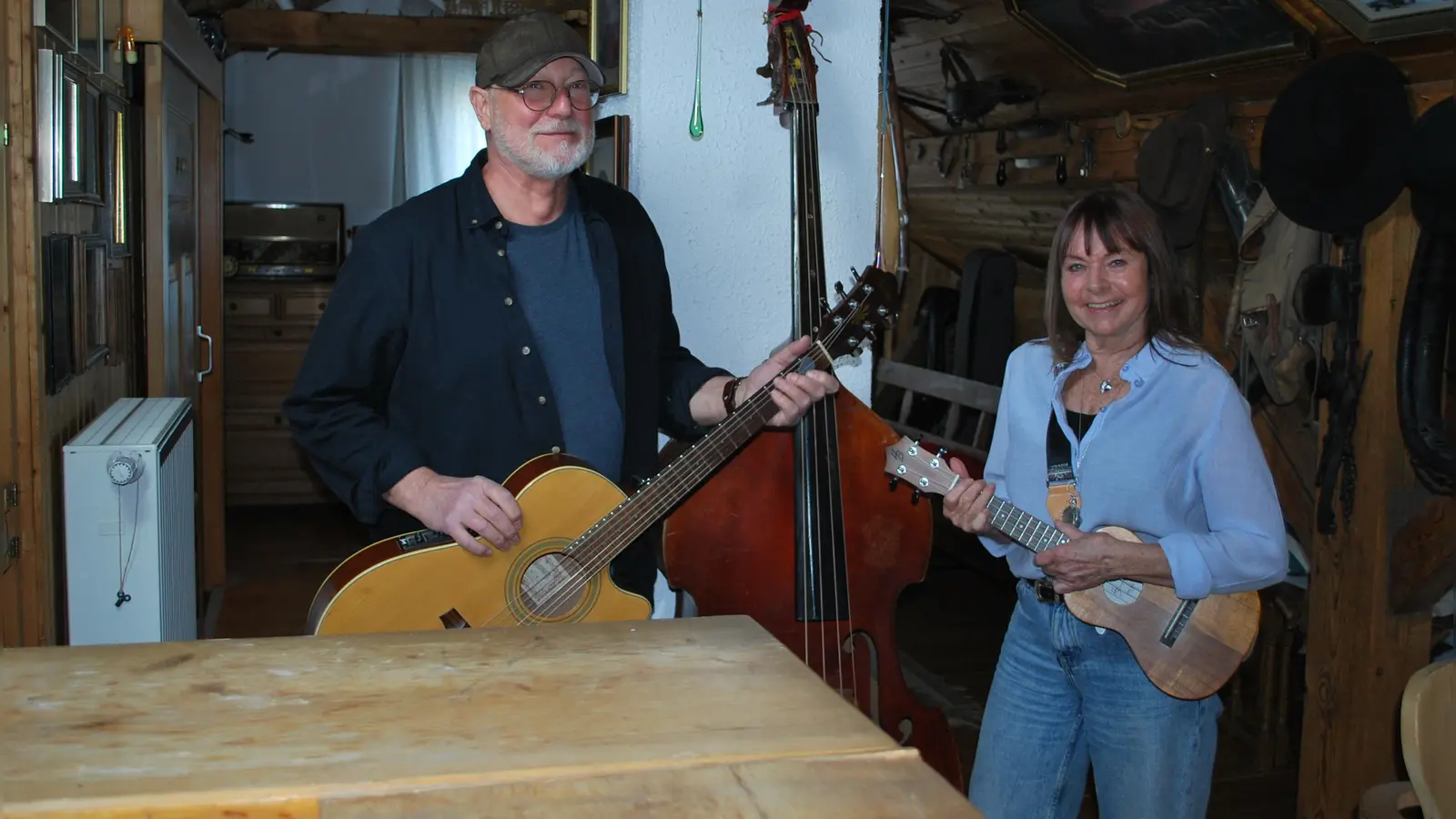 Peter und Christa Dietz in ihrer hauseigenen Musikerkneipe unterm Dach. (Foto: Astrid Pirner)