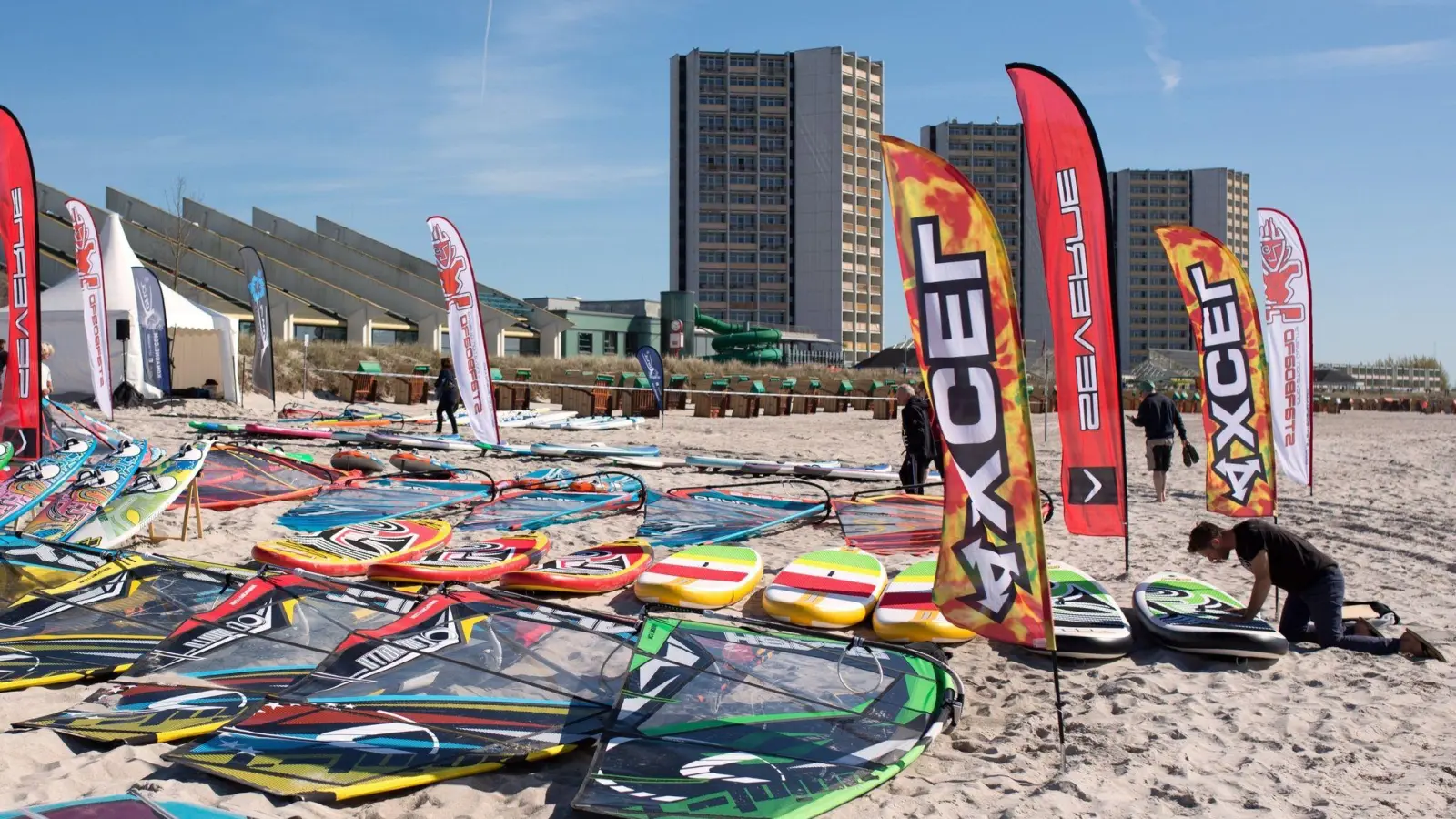 Das Surf-Festival auf Fehmarn gilt als größte Windsurf-Outdoor-Messe Europas. (Foto: Axel Heimken/dpa)