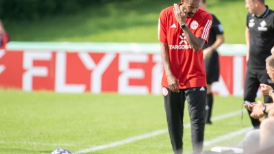Düsseldorfs Trainer Daniel Thioune ist unzufrieden. (Foto: Stefan Puchner/dpa)