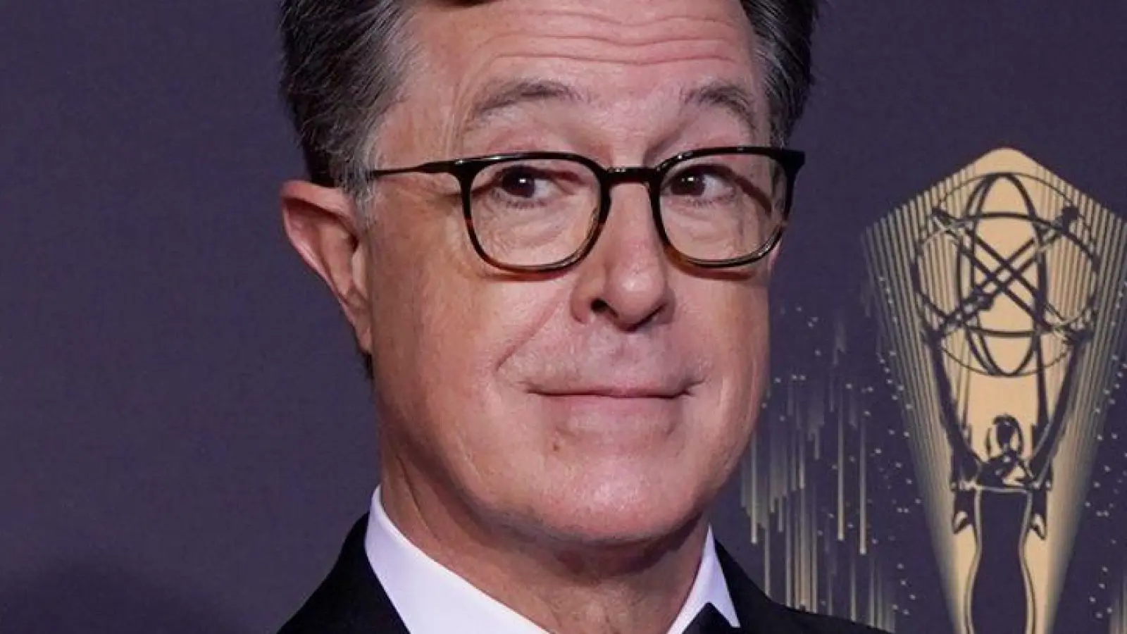 Zwei Monate vor seiner letzten Late-Night-Show hat US-Satiriker Stephen Colbert (61) seine Mitarbeit am Drehbuch für einen neuen „Herr der Ringe“-Film angekündigt. (Archivbild) (Foto: Chris Pizzello/Invision via AP/dpa)
