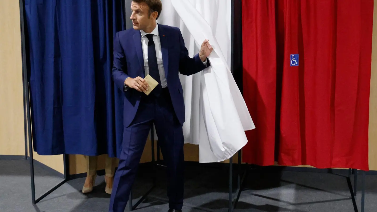 Emmanuel Macron, Präsident von Frankreich, verlässt die Wahlkabine, bevor er seine Stimme in der ersten Runde der französischen Parlamentswahl abgibt. (Foto: Ludovic Marin/AFP-Pool/AP/dpa)
