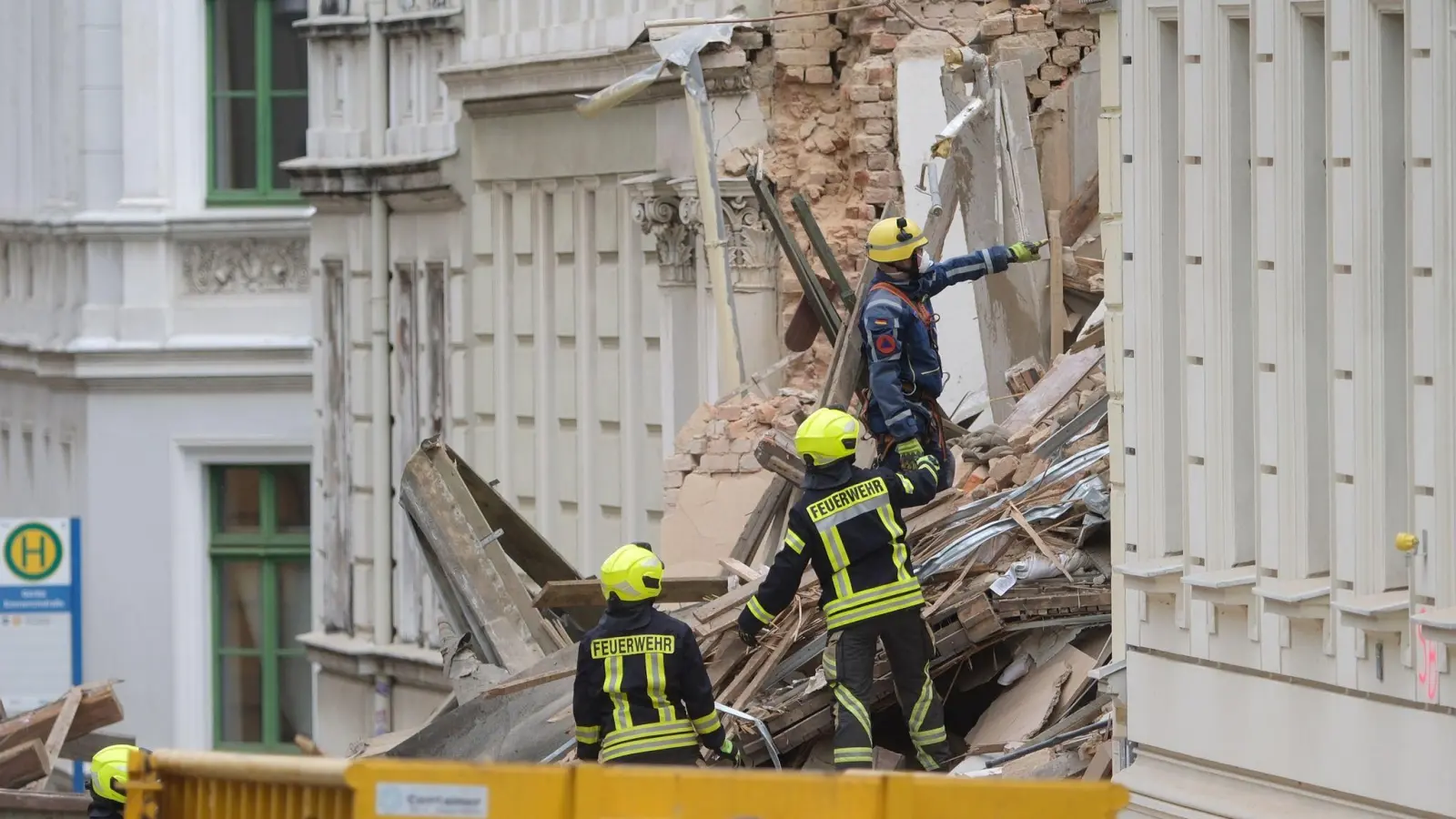 Feuerwehr und Technisches Hilfswerk sind in Görlitz im Dauereinsatz.  (Foto: Sebastian Willnow/dpa)