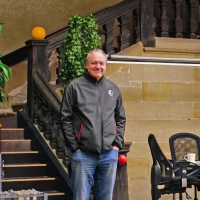 Im Bühnenbild von „Jeeps”: Jürgen Eick. Der künstlerische Leiter des Toppler-Theaters inszeniert die Gesellschaftssatire von Nora Abdel-Maksoud. (Foto: Elke Walter)