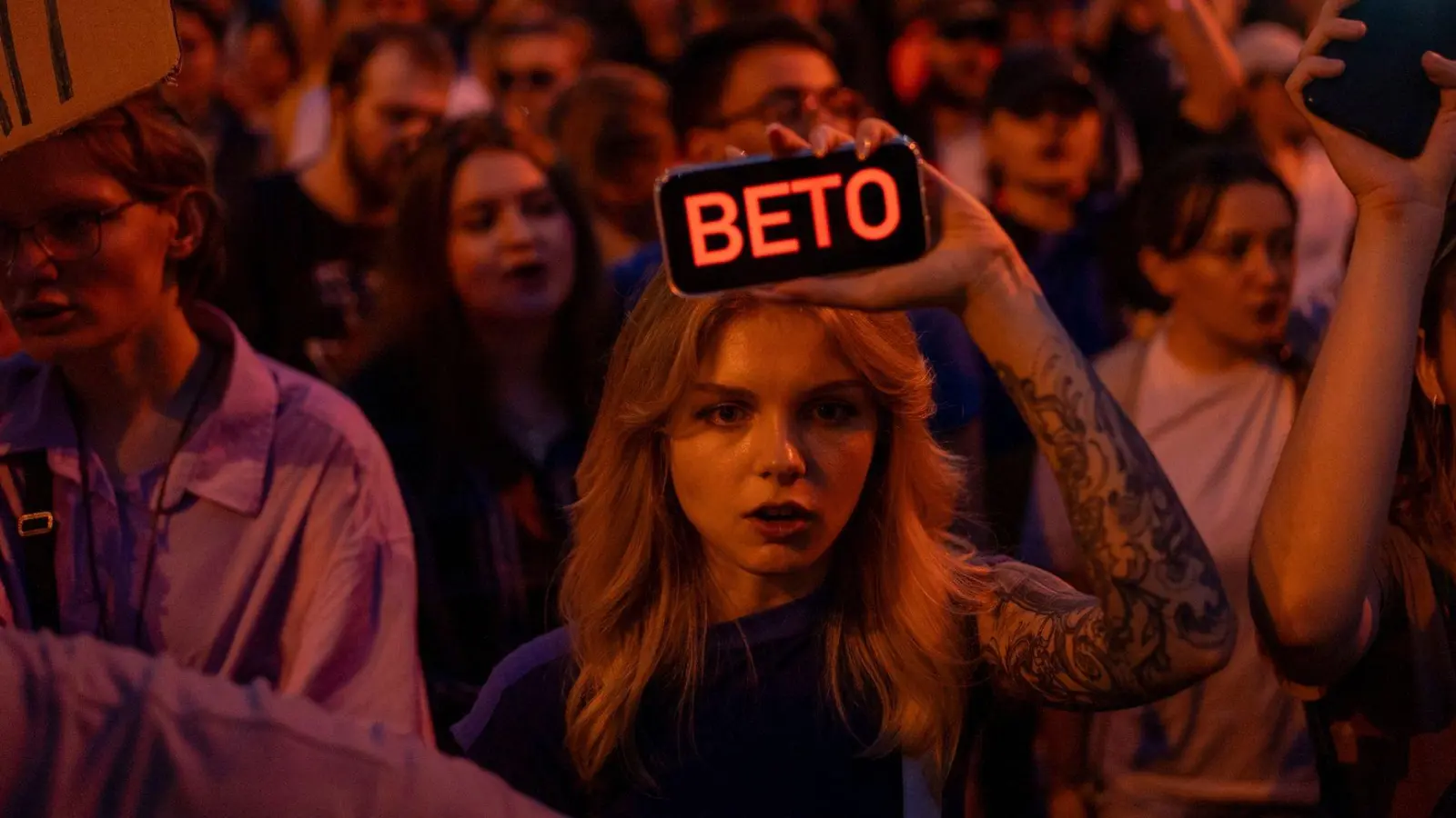 In Kiew und anderen ukrainischen Großstädten demonstrierten erneut Tausende für die Rücknahme eines kürzlich verabschiedeten Gesetzes. (Foto: Alex Babenko/AP/dpa)