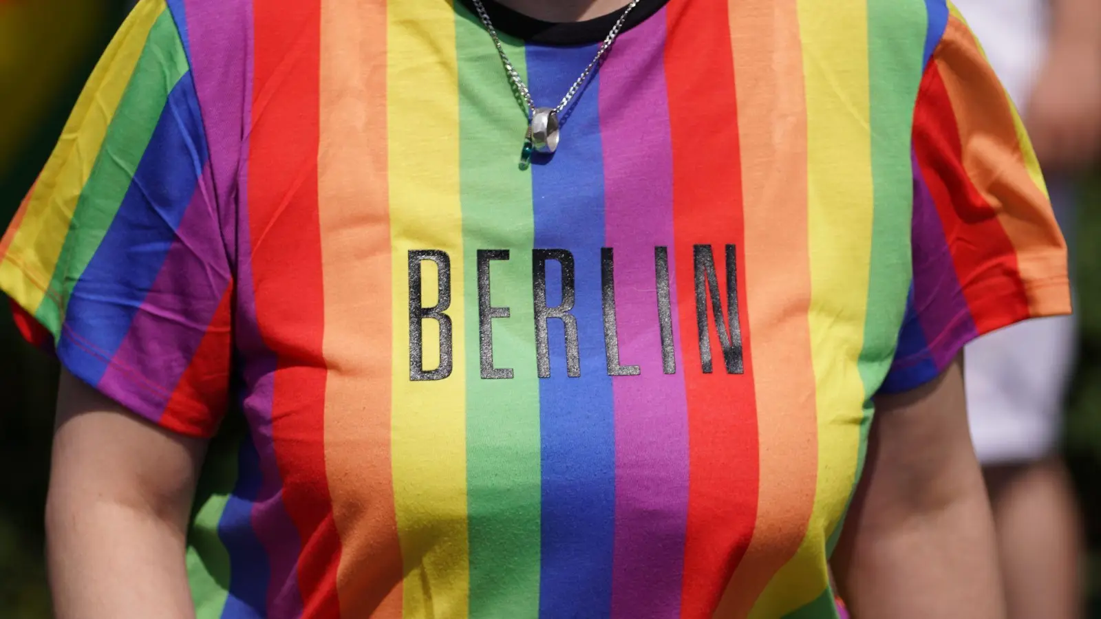 Darf das Regenbogennetzwerk des Bundestags am Christopher Street Day in Berlin teilnehmen? Darüber wird in scharfen Worten gestritten. (Archivbild) (Foto: Jörg Carstensen/dpa)