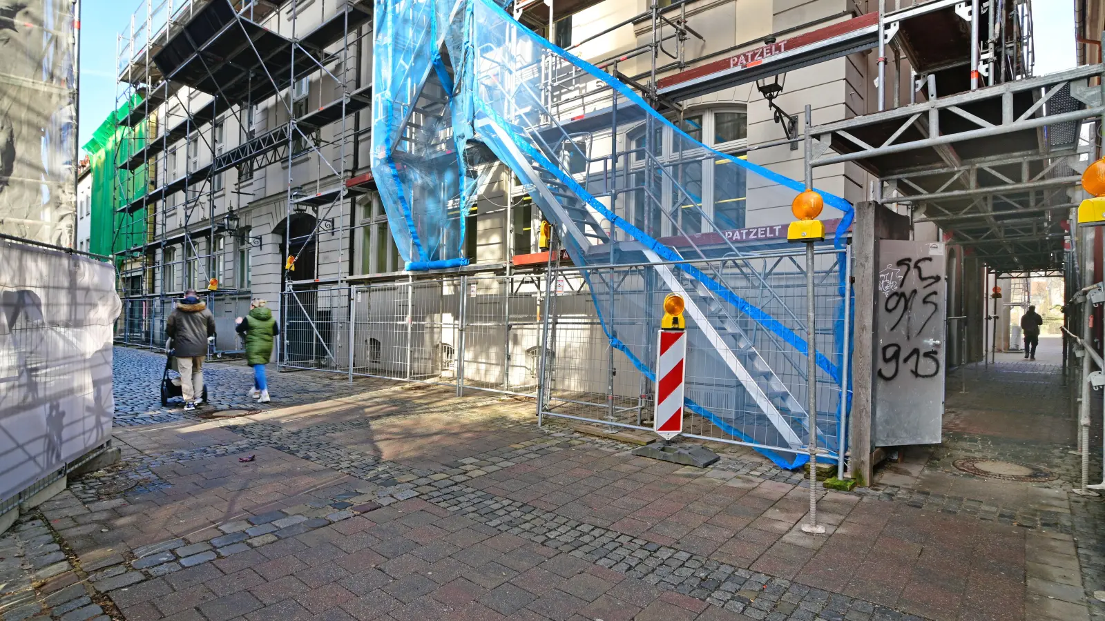 Das Gerüst entlang der Pfarrstraße soll in den nächsten zwei bis drei Monaten verschwinden. Das Gerüst im Durchgang zum Rezatparkplatz (rechts) soll bleiben. (Foto: Jim Albright)