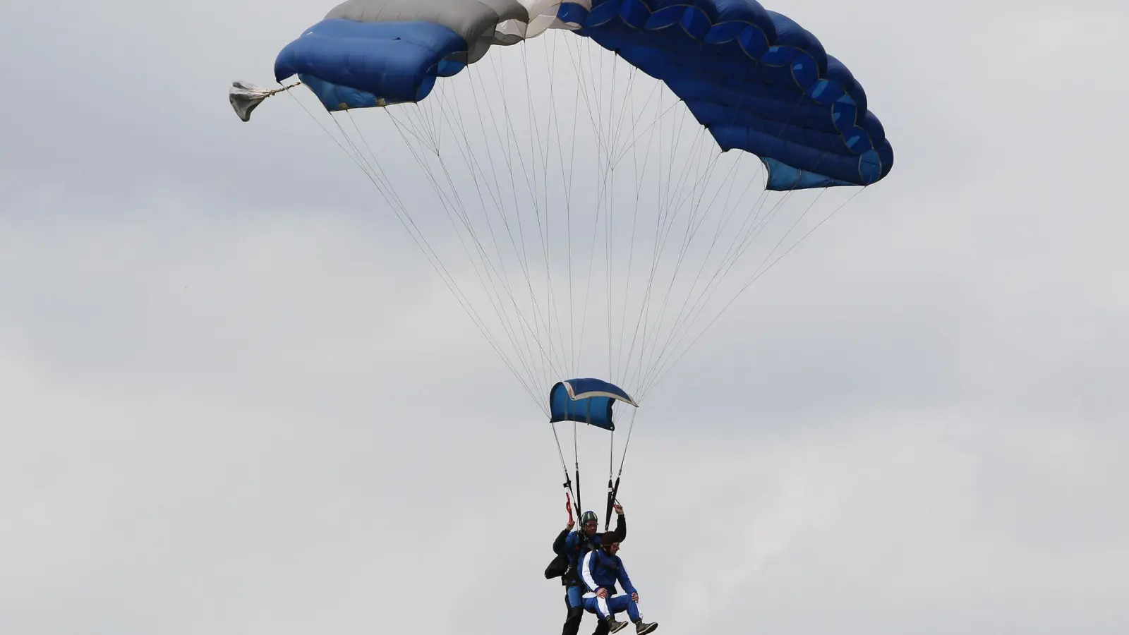 Aufregend, aber nicht ganz ohne Risiko: ein Tandem-Fallschirmsprung. Der Haftung können sich Tandem-Piloten dabei nicht entziehen. (Foto: Malte Christians/dpa/dpa-tmn)