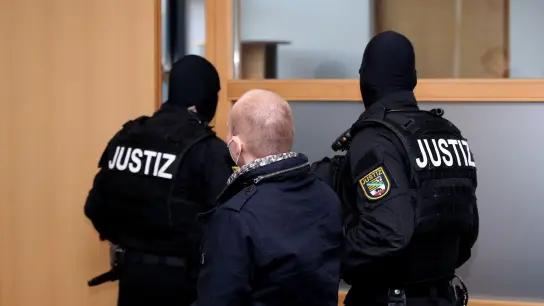 Der Angeklagte wird aus dem Gerichtssaal in Magdeburg geführt. (Foto: Ronny Hartmann/AFP/dpa)