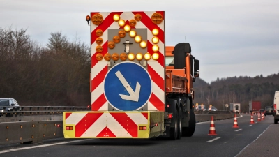 Ein Lastwagen prallte auf der A6 bei Ansbach in einen Warnleitanhänger. (Symbolbild: Tizian Gerbing)