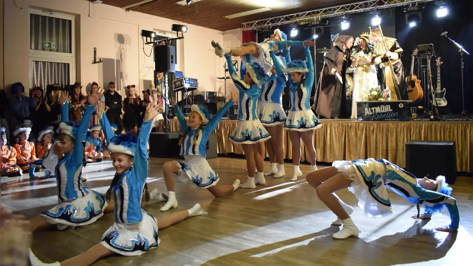 Mit akrobatischen Einlagen glänzten die Gardemädchen beim Faschingsball in Ornbau. (Foto: Christina Özbek)