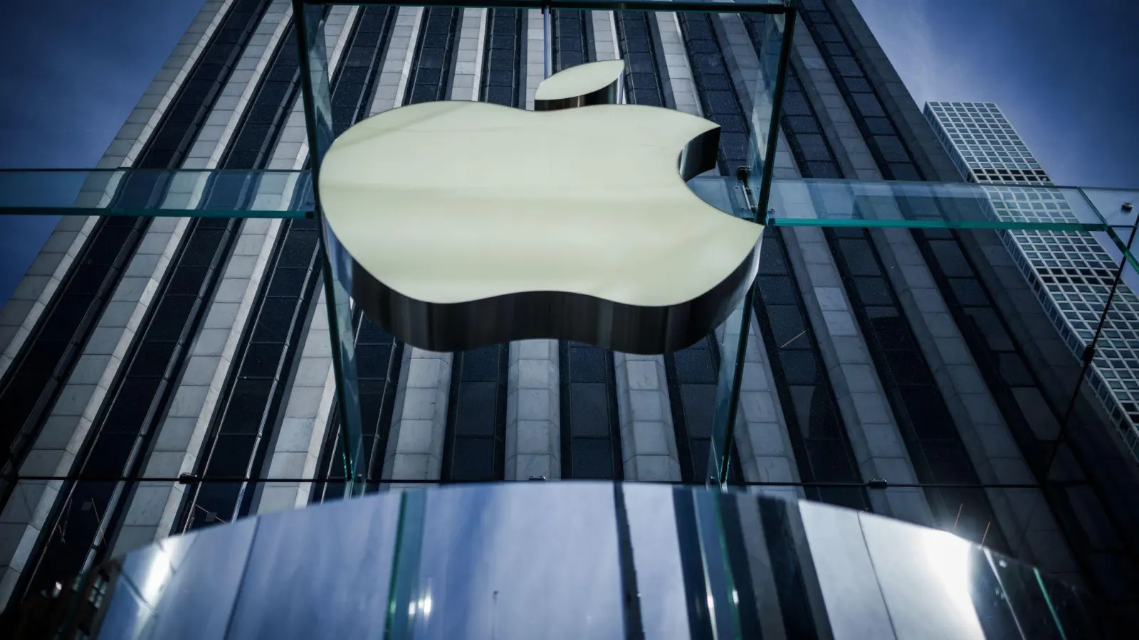 Der Börsenwert von Apple stieg über die Marke von fünf Billionen Dollar. (Archivbild) (Foto: Michael Kappeler/dpa)