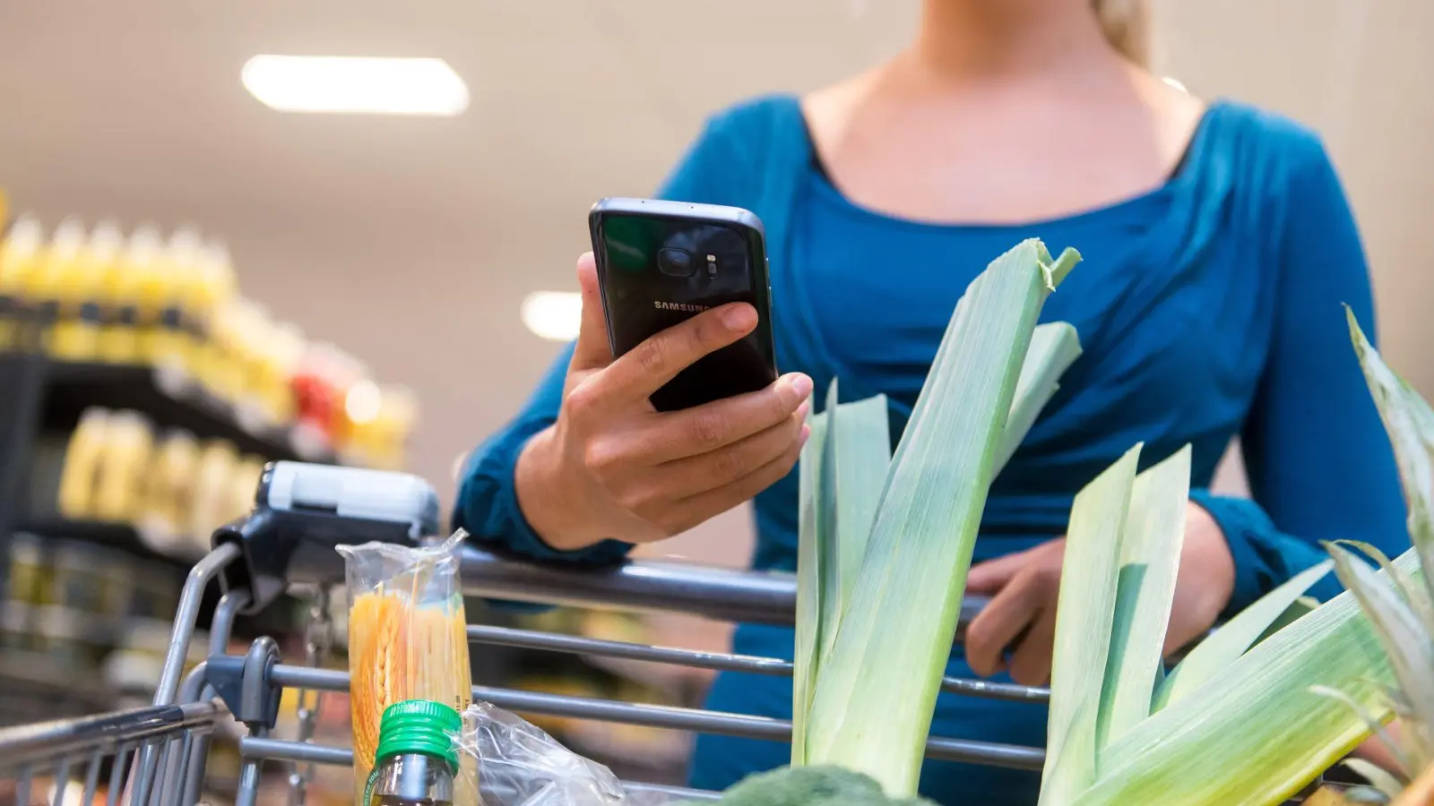 Gläserne Kundin: Super-Apps können das Kaufverhalten auswerten und steuern. (Foto: Benjamin Nolte/dpa-tmn)