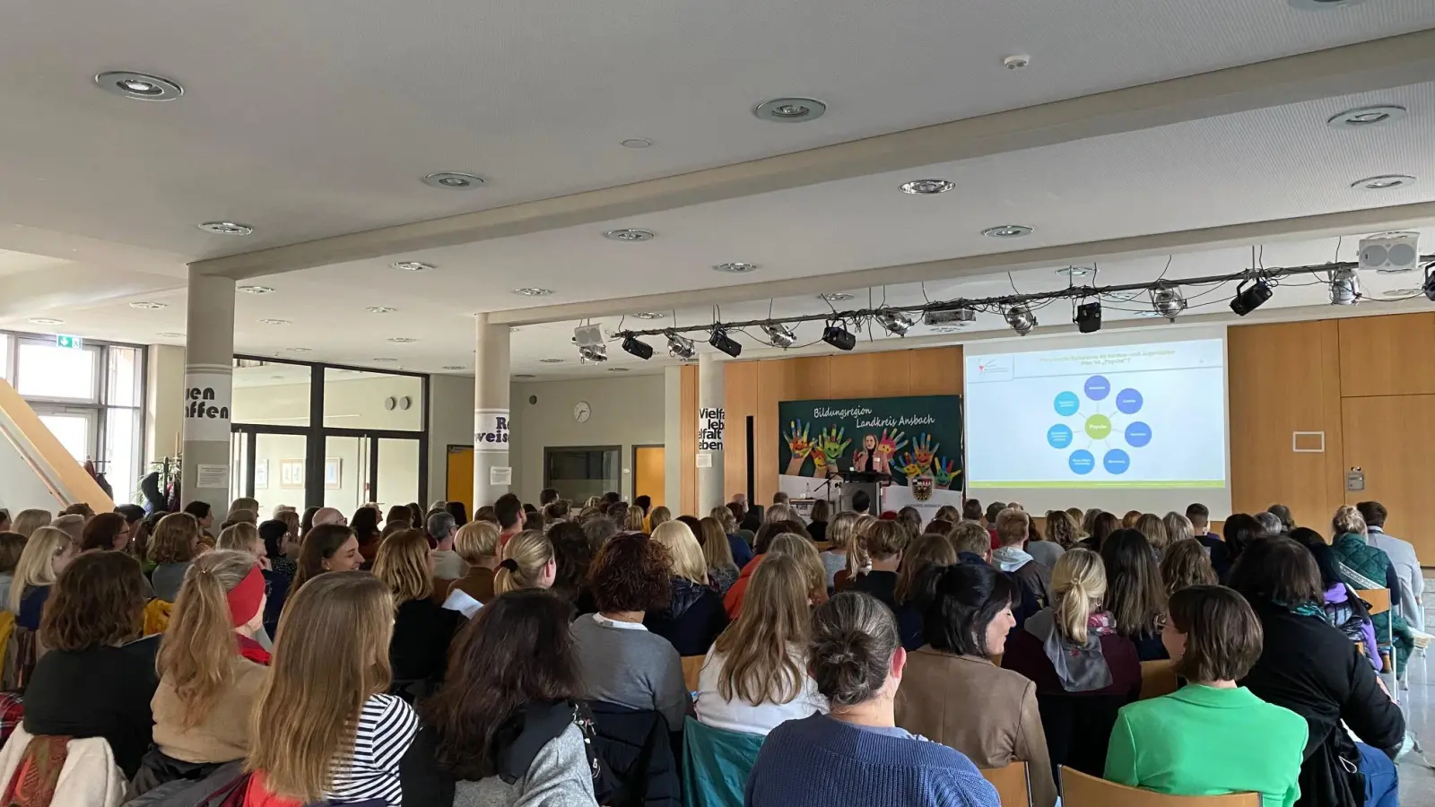 Dr. Kathrin Herrmann sprach beim Dialogforum über seelische Belastungsfaktoren für Kinder und Jugendliche. (Foto: Landratsamt Ansbach/Laura Salvatori-Wächtler)