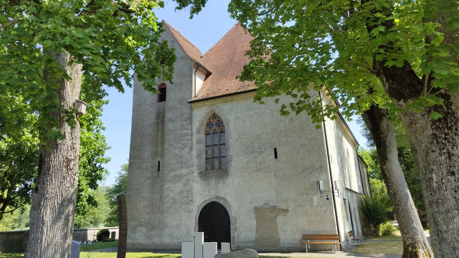 Für Restaurierungsarbeiten an der Fassade von Chor und Sakristei der Mönchsrother Klosterkirche gibt es einen Zuschuss der Deutschen Stiftung Denkmalschutz. (Foto: Julia Bergmeister)