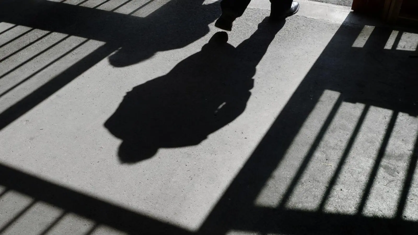 Auch wenn die Zahl der Verurteilten in Bayern zuletzt leicht zurückgegangen ist, gibt die neue Strafverfolgungsstatistik viel Grund zur Beunruhigung. (Illustration) (Foto: Felix Kästle/dpa)