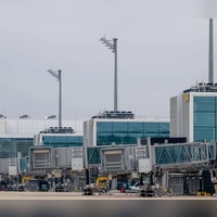 Der Münchner Flughafen wächst - im Bild der Erweiterungsbau des Terminals 1. Die Fernverkehrsanbindung aber fehlt weiter. (Archiv) (Foto: Peter Kneffel/dpa)
