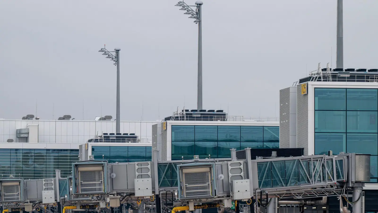 Der Münchner Flughafen wächst - im Bild der Erweiterungsbau des Terminals 1. Die Fernverkehrsanbindung aber fehlt weiter. (Archiv) (Foto: Peter Kneffel/dpa)