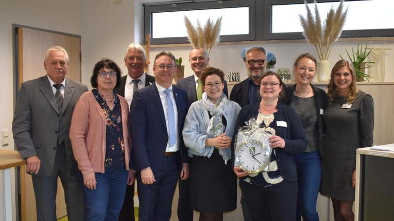 Zehn Jahre gibt es nun schon die psychiatrische Tagesklinik und die Institutsambulanz Neustadt. Das wurde in großer Runde gefeiert. Ein herzlicher Dank ging an die engagierten Mitarbeitenden. (Foto: Ute Niephaus)