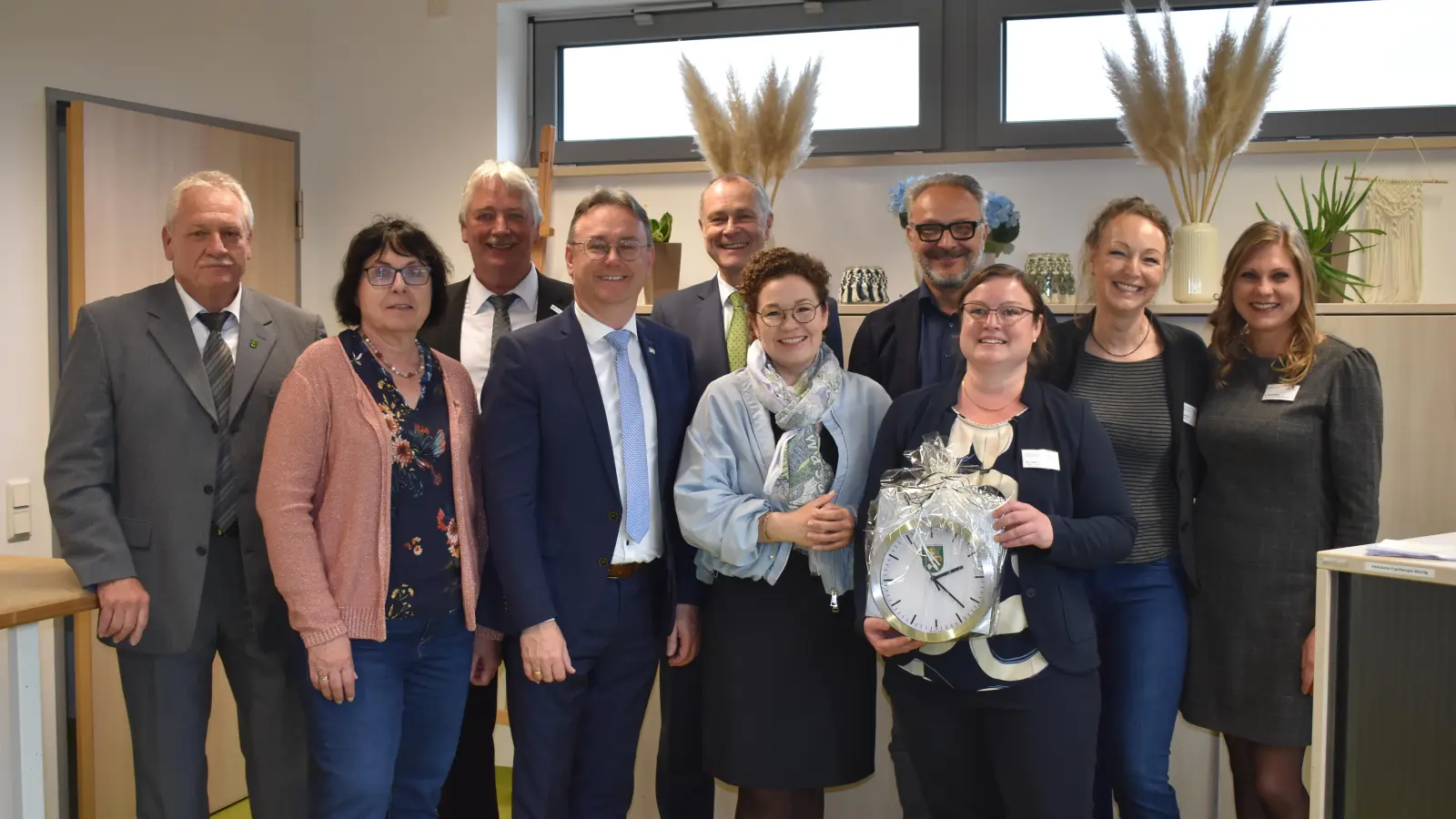 Zehn Jahre gibt es nun schon die psychiatrische Tagesklinik und die Institutsambulanz Neustadt. Das wurde in großer Runde gefeiert. Ein herzlicher Dank ging an die engagierten Mitarbeitenden. (Foto: Ute Niephaus)