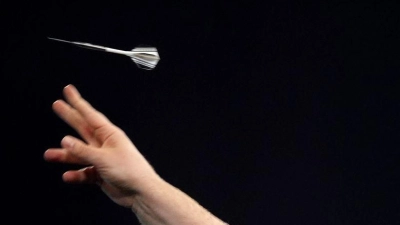 Die Pfeile fliegen diesmal in Burgbernheim. (Foto: John Walton/PA Wire/dpa)