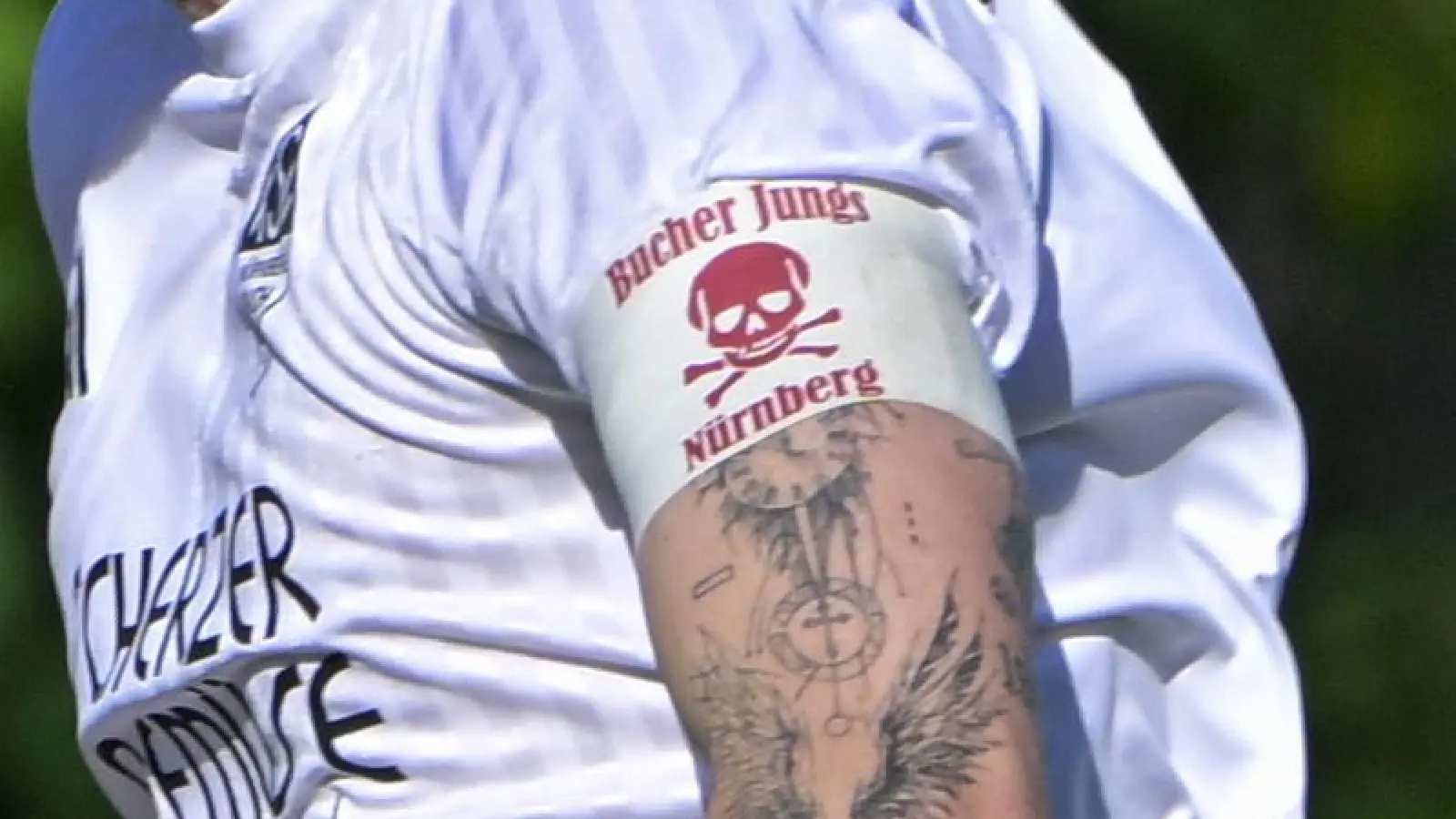 Das Totenkopfsymbol, das einst die Flagge von Piratenschiffen zierte, ist längst in der Mode angekommen und dient dem SV Buch als Schmuck für die Kapitänsbinde. Werbung für Tabak und Alkohol ist auf den Binden ausgeschlossen, in einer Richtlinie heißt es außerdem, das Design dürfe nicht gegen die allgemeinen Grundsätze von Ethik und Moral verstoßen.  (Foto: Martin Rügner)