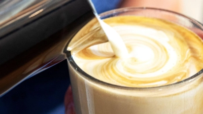 Je mehr Fettgehalt die Milch hat desto cremiger schmeckt die Kaffeespezialität. (Foto: Bernd Diekjobst/dpa-tmn/dpa)