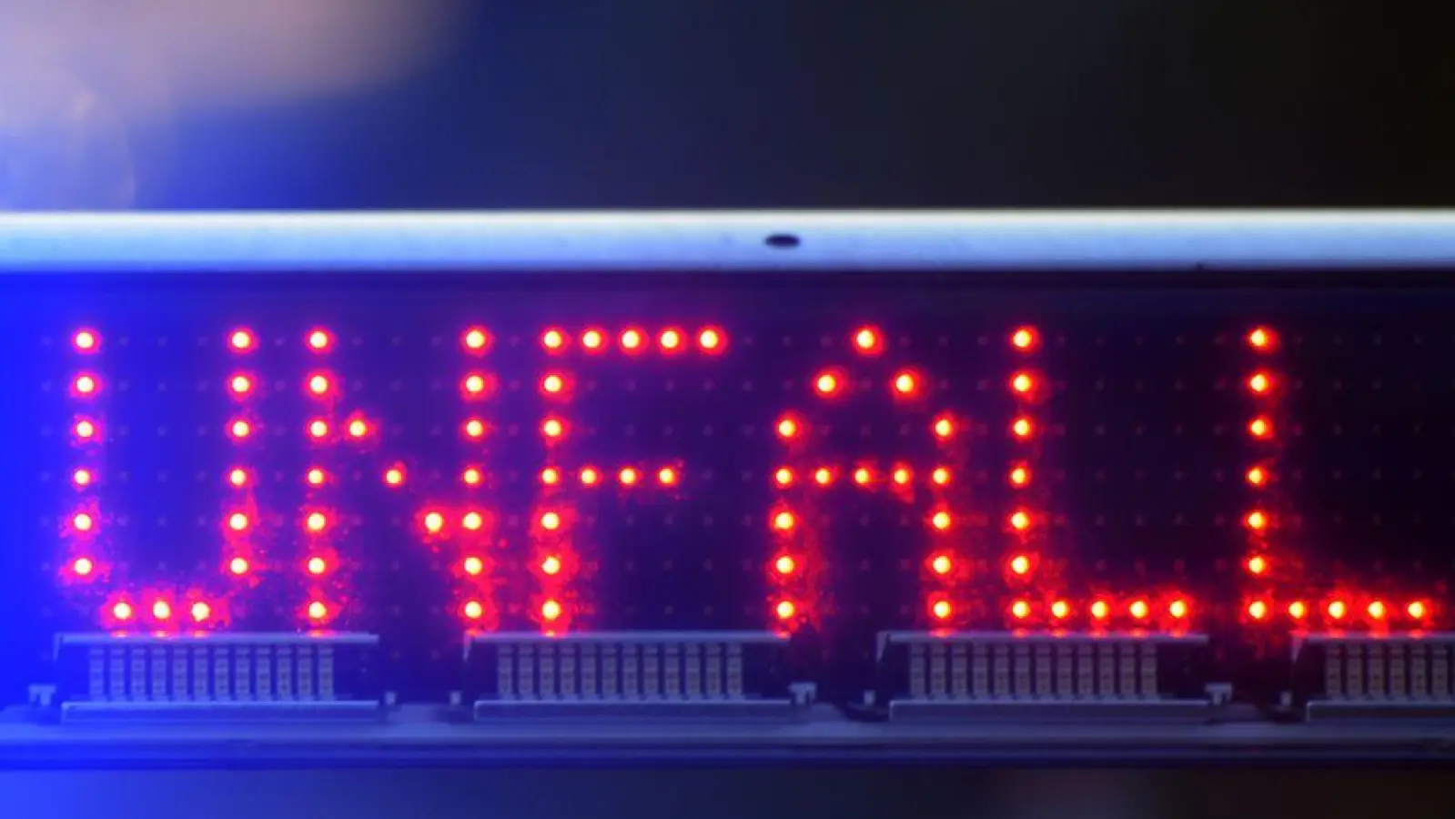 Der Unfall mit zehn Fahrzeugen verursachte Stau. (Symbolbild) (Foto: Stefan Puchner/dpa)