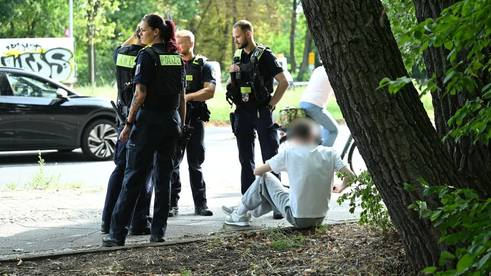 Polizisten stehen an der Unfallstelle.  (Foto: Annette Riedl/dpa)
