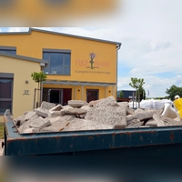 Ein Bauschuttcontainer vor der Tür zeugt noch von den Arbeiten in der Burghaslacher Kinderkrippe „Pusteblume” am Ortsausgang Richtung Scheinfeld. Dort hatte es einen Wasserschaden gegeben. (Foto: Johannes Zimmermann)