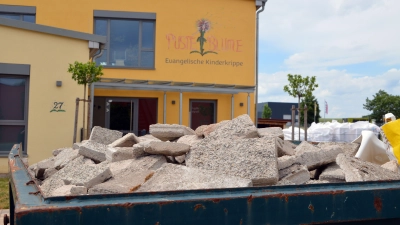 Ein Bauschuttcontainer vor der Tür zeugt noch von den Arbeiten in der Burghaslacher Kinderkrippe „Pusteblume” am Ortsausgang Richtung Scheinfeld. Dort hatte es einen Wasserschaden gegeben. (Foto: Johannes Zimmermann)