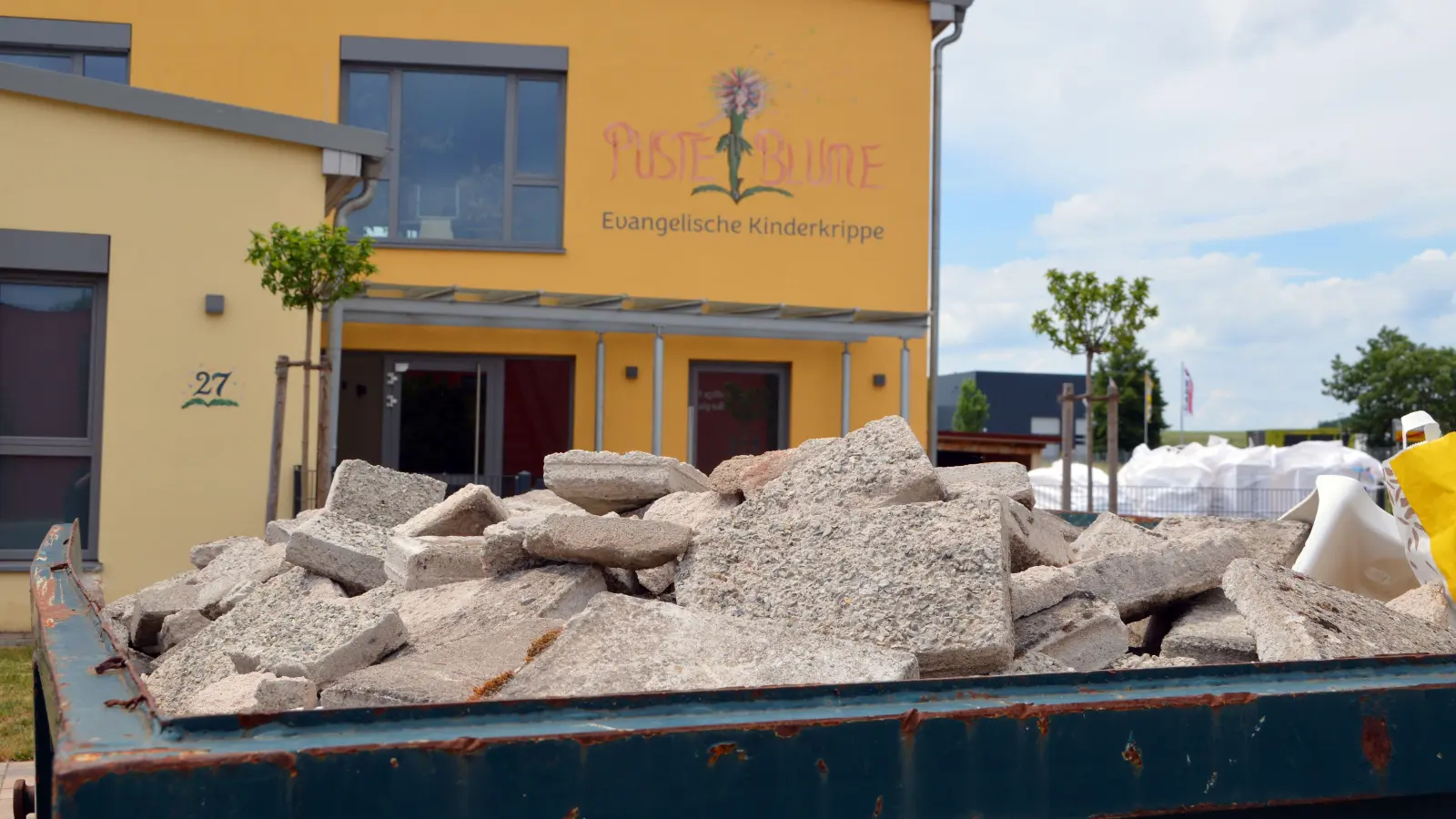Ein Bauschuttcontainer vor der Tür zeugt noch von den Arbeiten in der Burghaslacher Kinderkrippe „Pusteblume” am Ortsausgang Richtung Scheinfeld. Dort hatte es einen Wasserschaden gegeben. (Foto: Johannes Zimmermann)
