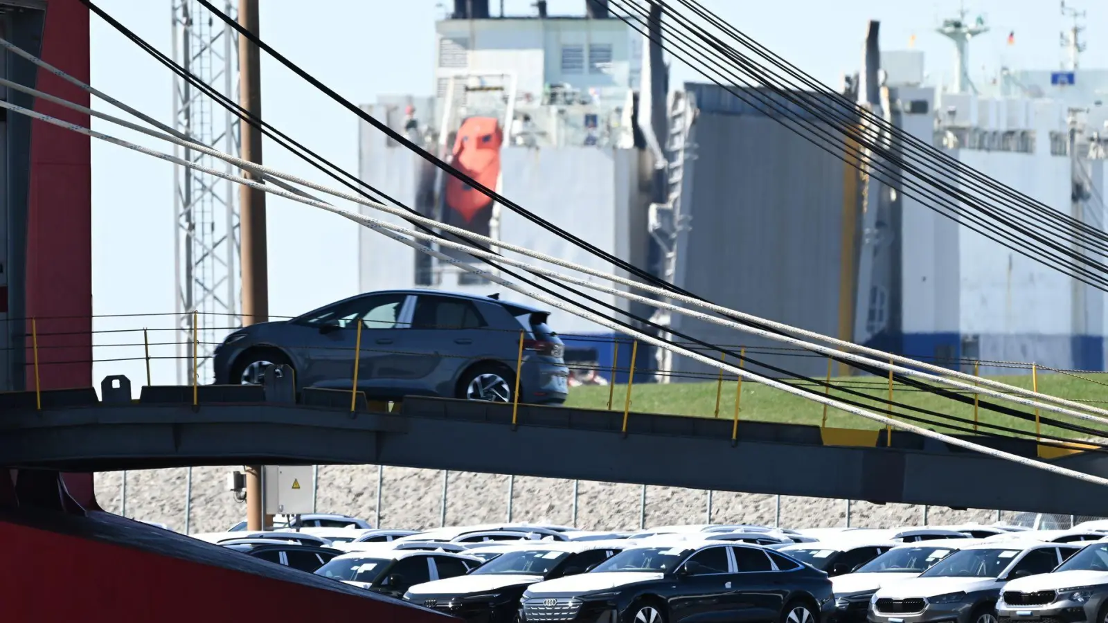 Importeure von europäischen Autos müssen in den USA künftig einen Zoll in Höhe von 15 Prozent zahlen - andersherum soll es keine Zölle mehr geben. (Archivbild) (Foto: Lars Penning/dpa)