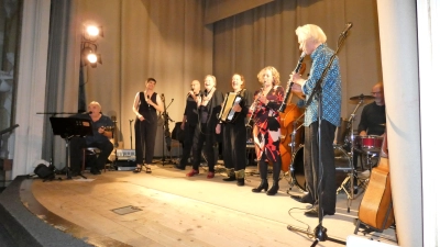 Viel Applaus vom Publikum bekamen die zwei Bands „Mesinke“ und „Sol sayn gelebt“ für ihre gemeinsame Zugabe im Wildbad. (Foto: Karl-Heinz Gisbertz)