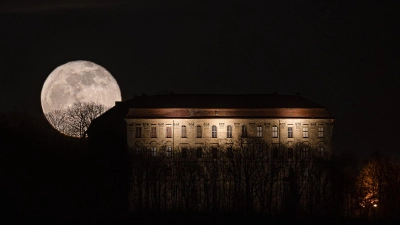 Schillingsfürst: Der Mond in voller Pracht über dem Schloss (Foto: Mirko Fryska)