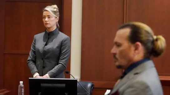 Amber Heard (l.) und Johnny Depp im Gerichtssaal in Fairfax. Das Drama könnte weitergehen. (Foto: Steve Helber/AP/dpa)
