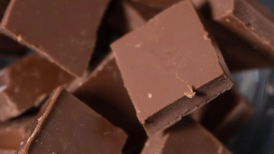 Eine Schale mit Schokolade steht auf einem Couchtisch. Der steigende Kakao-Preis könnte bald auch Auswirkungen auf die Schokolade im Supermarkt haben. (Foto: Hendrik Schmidt/dpa)