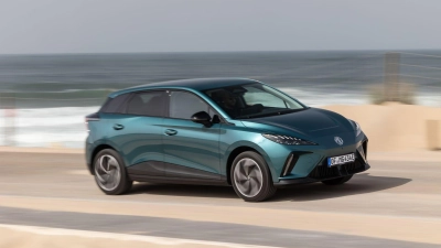 Modernisiertes Design: Das Facelift verleiht dem MG4 Electric ein frisches Erscheinungsbild mit sportlichen Linien und markanten LED-Leuchten. (Foto: Tibault Chevalier/MG Motor Deutschland GmbH/dpa-tmn)