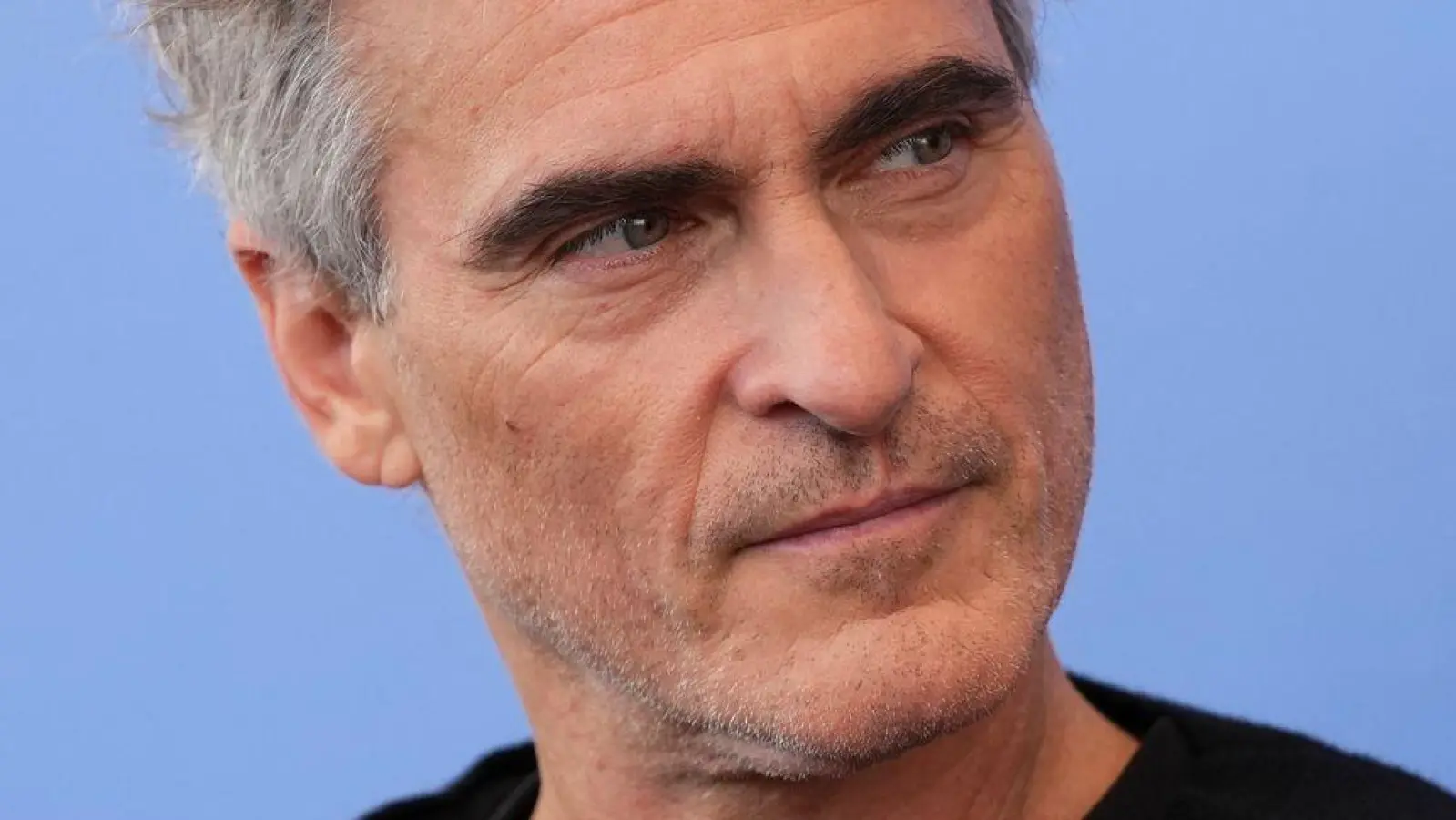 Joaquin Phoenix vor der Pressekonferenz des Films mit einem „Artists4Ceasefire“-Anstecker. (Foto: Scott A Garfitt/Invision/AP/dpa)