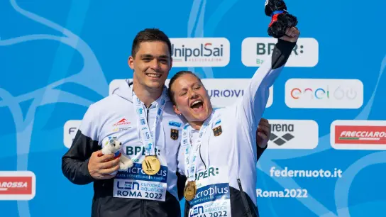 Lou Massenberg und Tina Punzel freuen sich bei der Siegerehrung über die Goldmedaille. (Foto: Jokleindl/dpa)