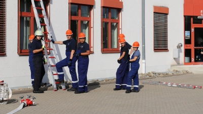 Den Umgang mit allerlei Gerät übten die Mitglieder der Jugendfeuerwehr der Feuerwehr Ansbach beim Jugendfeuerwehr-Aktionstag ein. (Foto: Oliver Herbst)