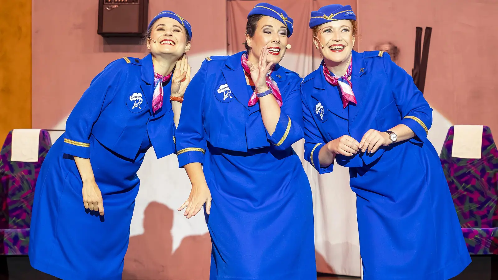 Als stimmstarke Flugbegleiterinnen auch in Notlagen gut drauf (von links): Claudia Roth, Angela Isabelle Eberlein und Diana Barth. (Foto: Landestheater/Hans von Draminski)