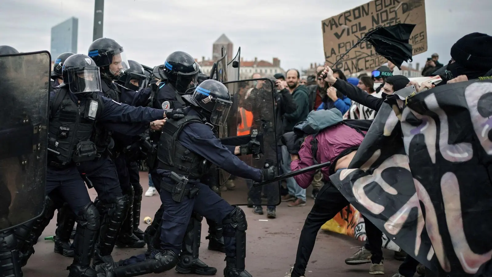 Proteste in Frankreich: Demonstranten stoßen in Lyon mit Polizisten zusammen. (Foto: Laurent Cipriani/AP/dpa)