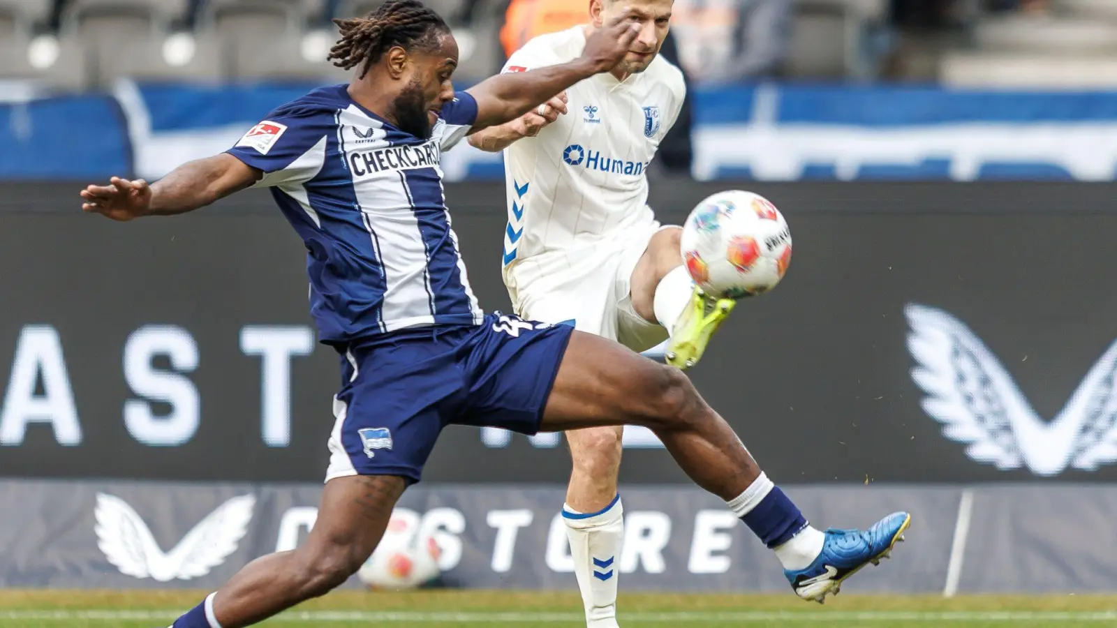 Zwischen den Toren spielte sich das Geschehen zumeist ab. (Foto: Andreas Gora/dpa)