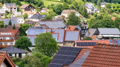 2025 gaben Deutschlands Hausbesitzer vergleichsweise wenige neue Solaranlagen in Auftrag. In diesem Jahr jedoch profitieren Solarinstallateure von einer möglicherweise kurzlebigen Sonderkonjunktur. (Archiv)  (Foto: David Inderlied/dpa)
