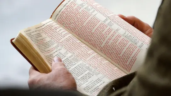 Im Kapitol von Utah wird die Bergpredigt aus der Bibel vorgelesen. (Foto: Steve Griffin/The Salt Lake Tribune/AP/dpa)