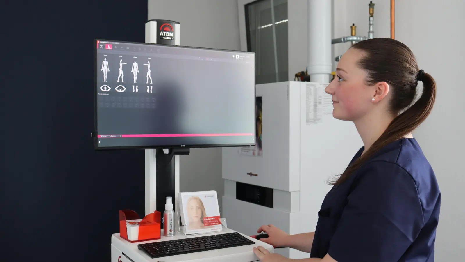 Die Mitarbeiterin Anna Popp hat Freude an der Bedienung des Geräts. Gemeinsam mit anderen Kollegen nimmt sie damit jeden Tag viele Fotos auf. (Foto: Antonia Müller)