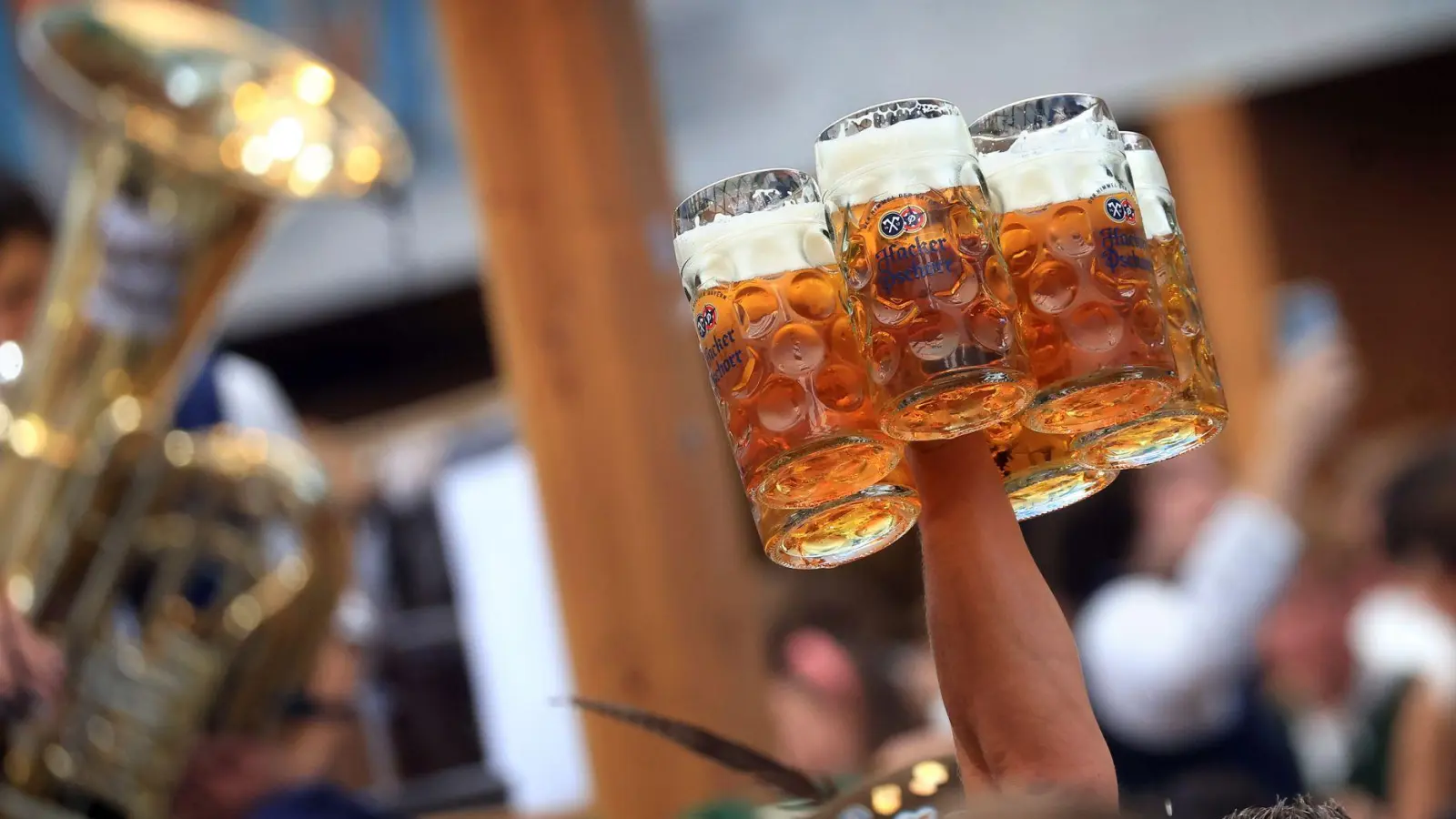 Als den Bedienungen die Geldscheine komisch vorkommen, informieren sie die Polizei. (Symbolbild) (Foto: Karl-Josef Hildenbrand/dpa)